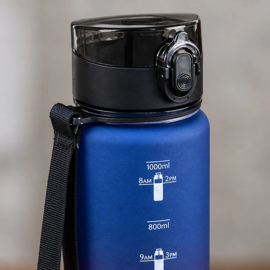 Спортивная бутылка для воды Spirit 1000 мл 26X-331 • Многоразовая бутылка с герметичной крышкой, ремешком, шкалой объема и времени, сине-бордовый градиент